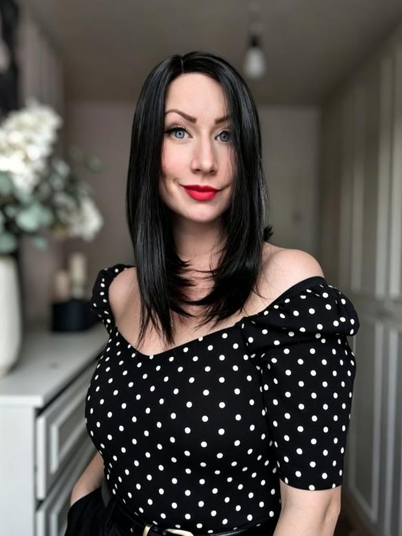 Kunsthaarperücke – Schwarzes glattes Haar mit einigen rotbraunen Strähnen (Lace Front) DLP037