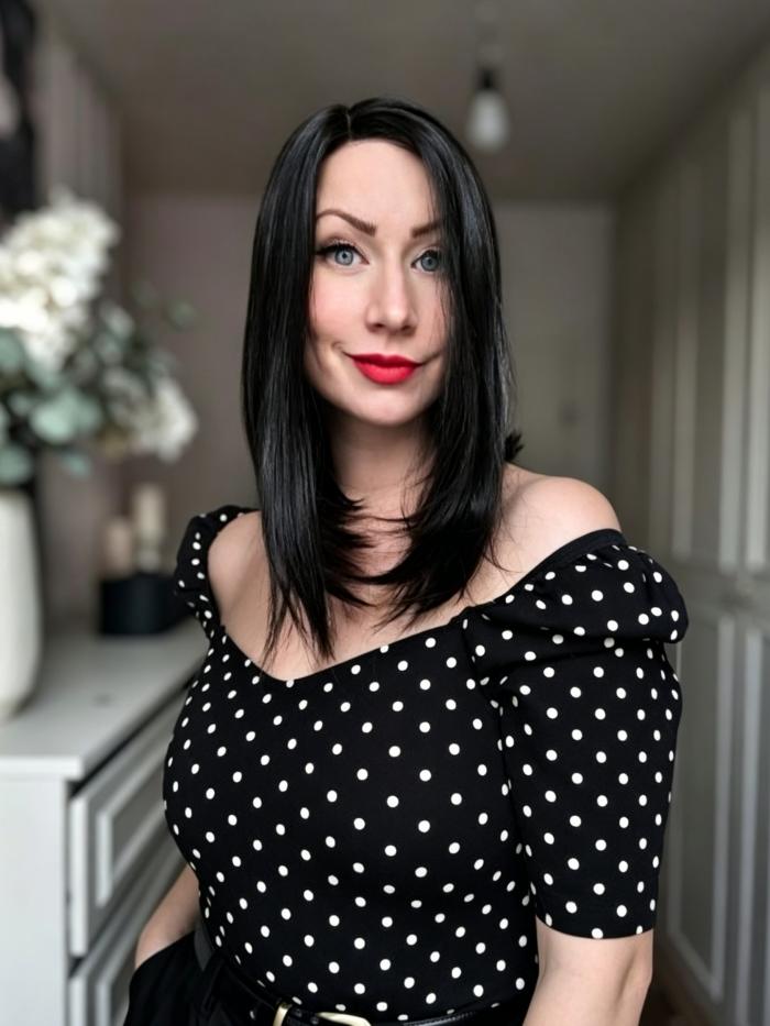 Kunsthaarperücke – Schwarzes glattes Haar mit einigen rotbraunen Strähnen (Lace Front) DLP037