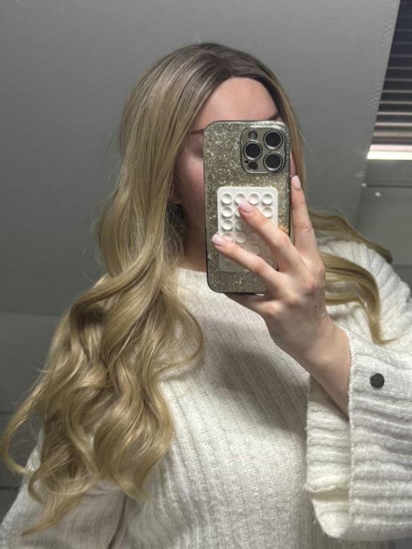 65 cm Lange Goldene Wellenperücke – Traumhaft fließende Synthetikhaare für glamourösen Look (Lace Front) DLP060