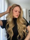 65 cm Lange Goldene Wellenperücke – Traumhaft fließende Synthetikhaare für glamourösen Look (Lace Front) DLP060