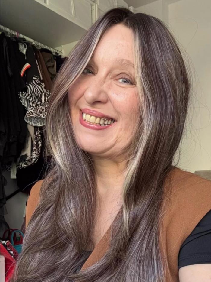 Superlange Perücke in Kastanienbraun mit zwei goldblonden Akzentsträhnen an der Stirn (Lace Part) DLP041