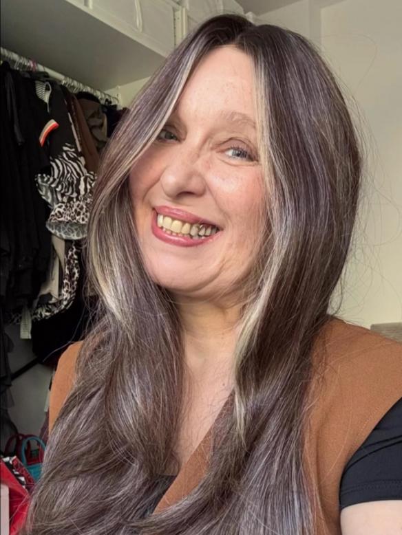 Superlange Perücke in Kastanienbraun mit zwei goldblonden Akzentsträhnen an der Stirn (Lace Part) DLP041