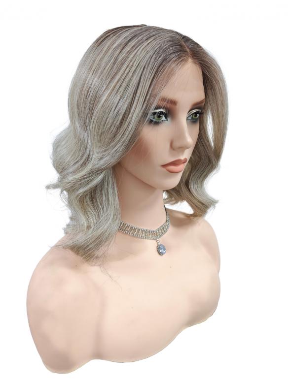 35 cm Lange Kunsthaarperücke in Grau und Hellblond mit Dunklem Ansatz (Lace Front) DLP063