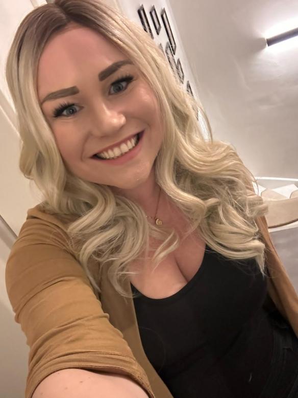 Gewellte Synthetische Perücke in Blond mit dunkelem Oberkopf (Lace Part) DLP055