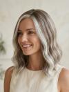 Gewellte Kunsthaarperücke – Weißblond/Hellhonigblond/Braun-Mix mit zwei platinblonden Strähnen vorne (Lace Front) DLP051