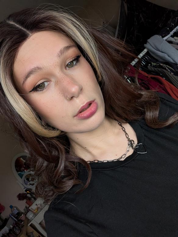 Gewellte Kunsthaarperücke links gescheitelt rotbraun blonde Strähnen vorne (Lace Part) DLP059