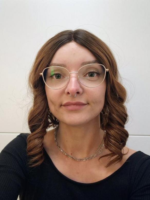 Schulterlange synthetische Perücke in Ingwerblond mit dunklem Ansatz und sanften Wellen (Lace Part) DLP019