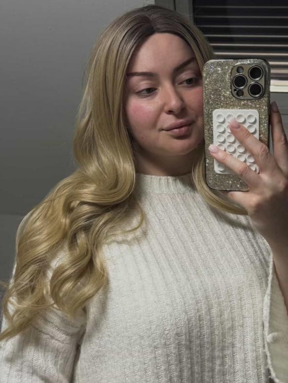 65 cm Lange Goldene Wellenperücke – Traumhaft fließende Synthetikhaare für glamourösen Look (Lace Front) DLP060