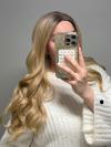 65 cm Lange Goldene Wellenperücke – Traumhaft fließende Synthetikhaare für glamourösen Look (Lace Front) DLP060
