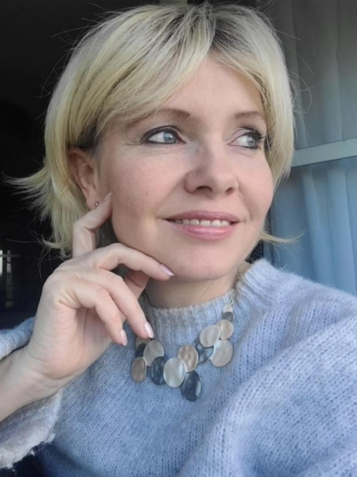 Coole kurze synthetische Perücke in goldblond (Basis kappe) DBK014