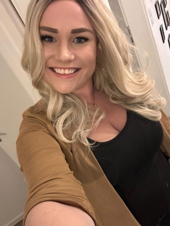 Gewellte Synthetische Perücke in Blond mit dunkelem Oberkopf (Lace Part) DLP055