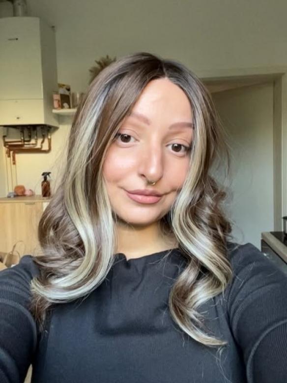 Dunkelbraune gewellte Kunsthaarperücke – mit zwei goldenen Strähnen (Lace Front) DLP039