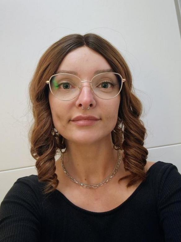 Schulterlange synthetische Perücke in Ingwerblond mit dunklem Ansatz und sanften Wellen (Lace Part) DLP019