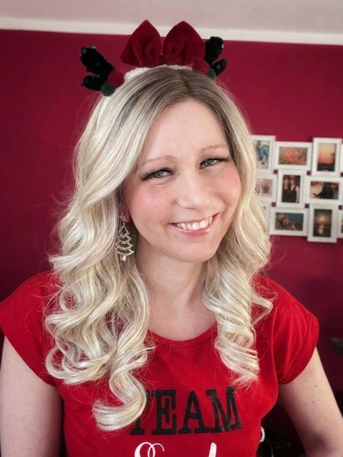 Gewellte Kunsthaarperücke – Blond mit dunklem Oberkopf vorne (Lace Front) DLP055