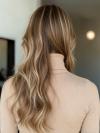 Gewellte braune Echthaarperücke mit sandblonden Highlights und Pony EH005