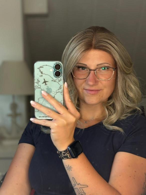 35 cm Lange Kunsthaarperücke in Grau und Hellblond mit Dunklem Ansatz (Lace Front) DLP063