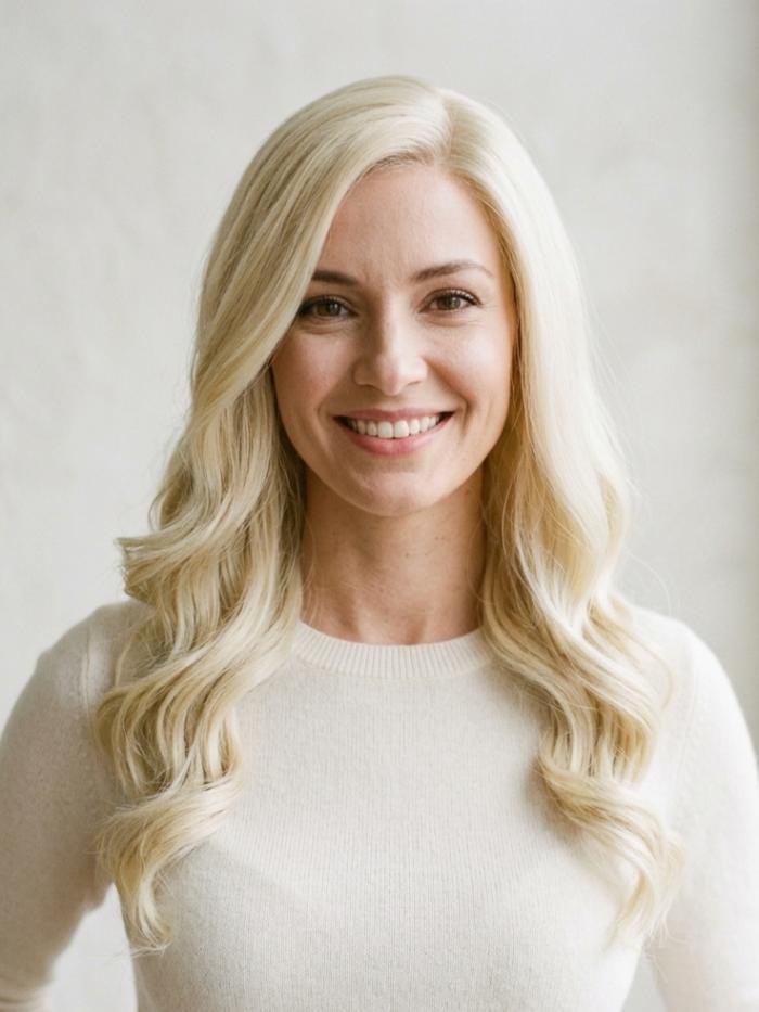 Gewellte Kunsthaarperücke – Naturblond (Lace Front) DLP054