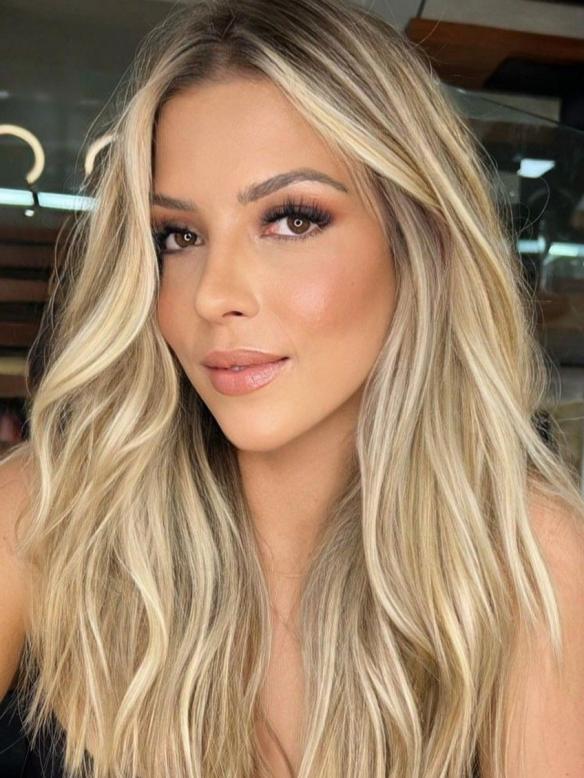 Hellblond mit Aschblonden Strähnchen und natürlichem Ansatz EH014