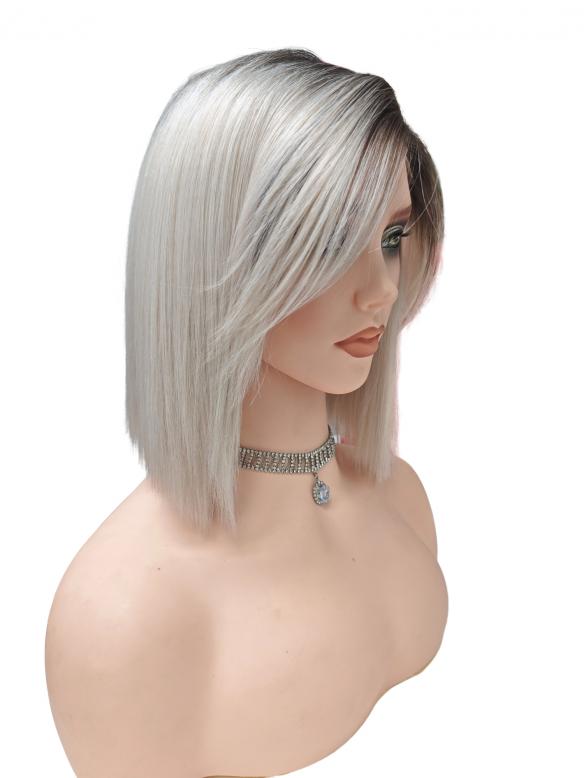 Glatte Bob-Kunsthaarperücke in Silberblond mit dunklem Ansatz und schrägem Pony (Pre-Cut Lace) DLP077