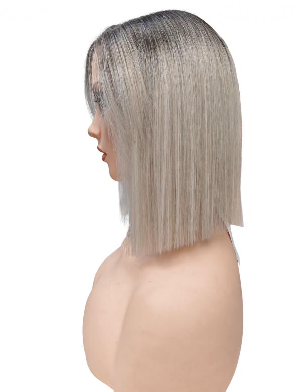 Glatte Bob-Kunsthaarperücke in Silberblond mit dunklem Ansatz und schrägem Pony (Pre-Cut Lace) DLP077