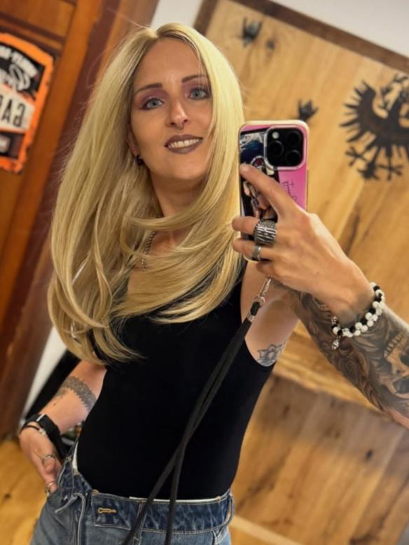 Kunsthaarperücke – Hellblond mit schwarzem Ansatz und dunkelblonden Highlights (Lace Front) DLP008