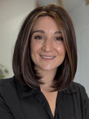 Kunsthaarperücke in Dunkelbraun mit hellbraunen Highlights – Natürlich & Seidig für den Alltag (Lace Front & Mono Top) DMT007