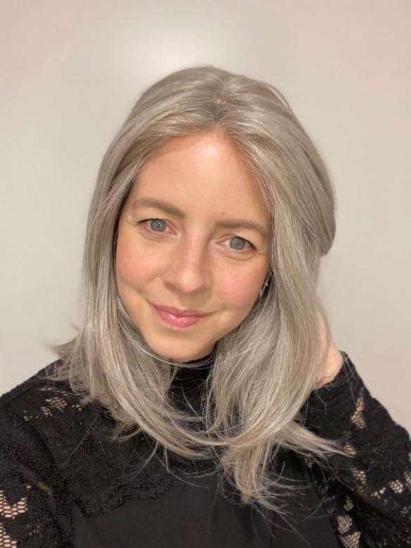 Luxuriöses synthetische perücke in Weißblond mit Hellblond Strähnen (MOMO TOP) DMT002