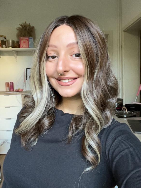 Dunkelbraun gewellte Perücke mit zwei goldenen Strähnen (Lace Part) DLP039