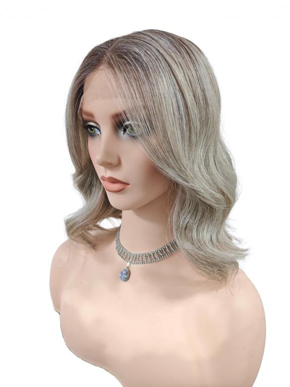 35 cm Lange Kunsthaarperücke in Grau und Hellblond mit Dunklem Ansatz (Lace Front) DLP063