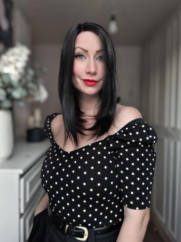 Kunsthaarperücke – Schwarzes glattes Haar mit einigen rotbraunen Strähnen (Lace Front) DLP037