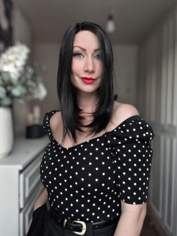 Kunsthaarperücke – Schwarzes glattes Haar mit einigen rotbraunen Strähnen (Lace Front) DLP037