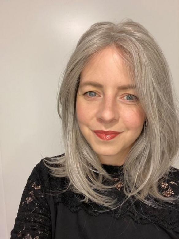 Luxuriöses synthetische perücke in Weißblond mit Hellblond Strähnen (MOMO TOP) DMT002