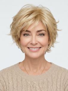 Pixie Cut Kunsthaarperücke in Hellblond mit Sanften Wellen und Stufen – Natürliche Alltagsperücke (Basic Cap) DBK006