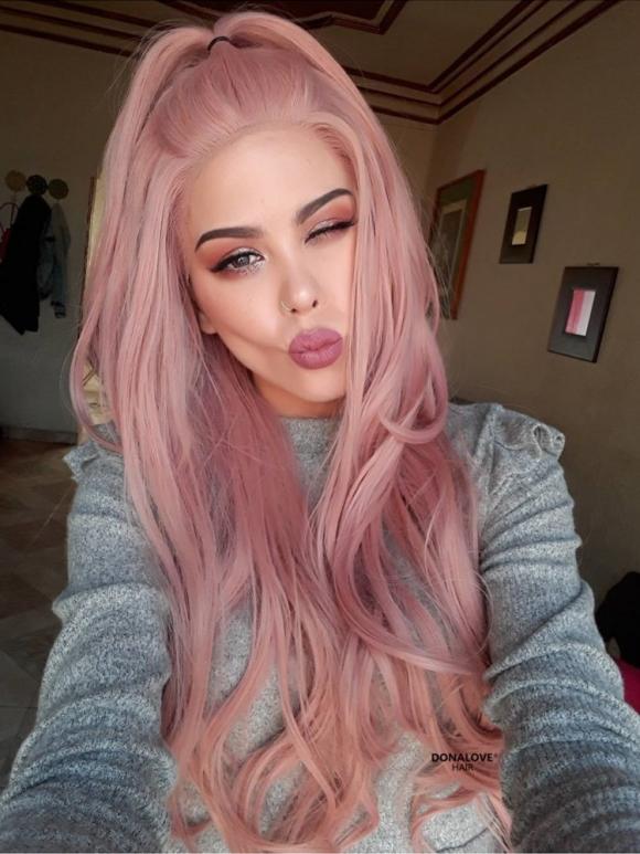 WIG ME UP Damenperücke Lang & Wellig – Grau-Grün-Rot Mix, 55 Cm, Mit Kopfhautimitat, Bis 60 Cm Umfang