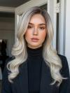 Gewellte Kunsthaarperücke – Blond mit dunklem Oberkopf vorne (Lace Front) DLP055