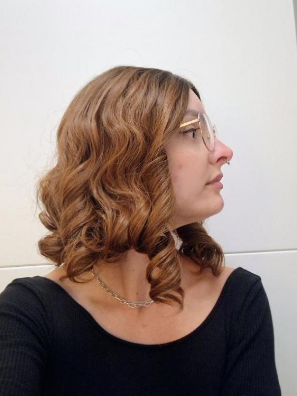 Schulterlange synthetische Perücke in Ingwerblond mit dunklem Ansatz und sanften Wellen (Lace Part) DLP019