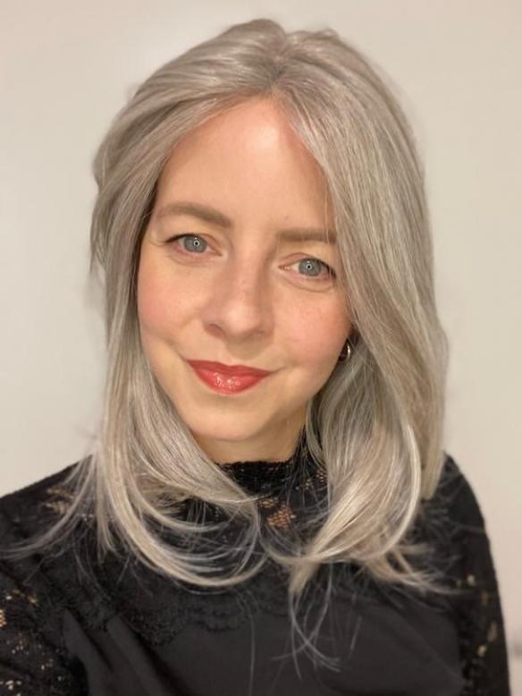 Luxuriöses synthetische perücke in Weißblond mit Hellblond Strähnen (MOMO TOP) DMT002