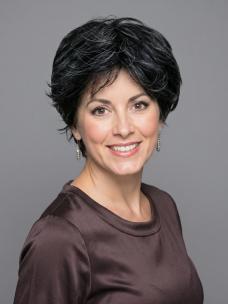 Schwarze Kunsthaarperücke mit Silberfarbenen Strähnen (Standard Kappe) DBK002