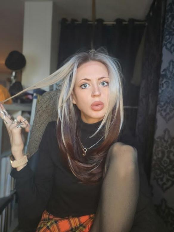 Glatte synthetische Perücke in DunkelRotBraun Mix Weißblond (Lace Part) DLP053