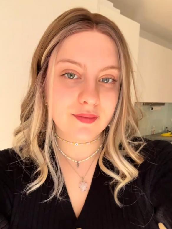 Gewellte Perücke in Hellbraun mit Blond-Highlights (Lace Part) DLP042