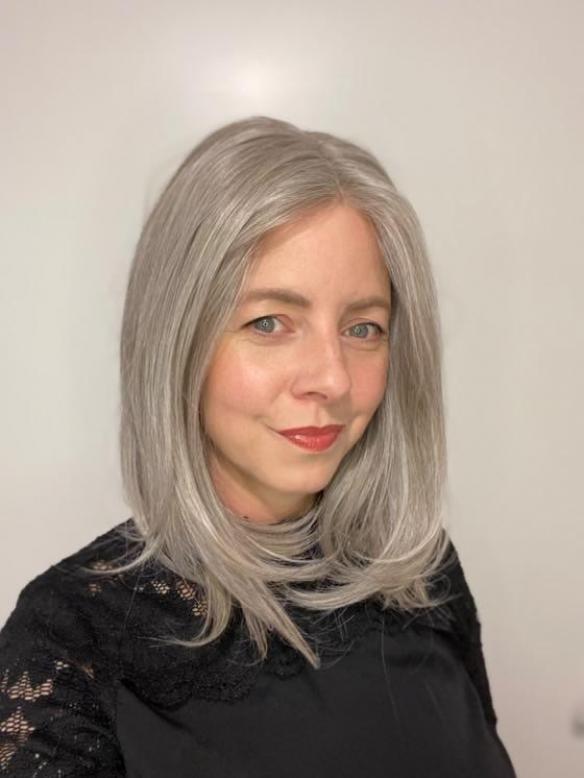 Luxuriöses synthetische perücke in Weißblond mit Hellblond Strähnen (MOMO TOP) DMT002