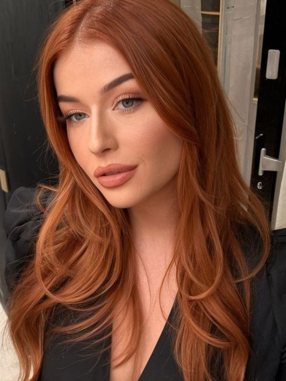 Elegante gewellte Echthaarperücke in Auburn mit Pony EH009