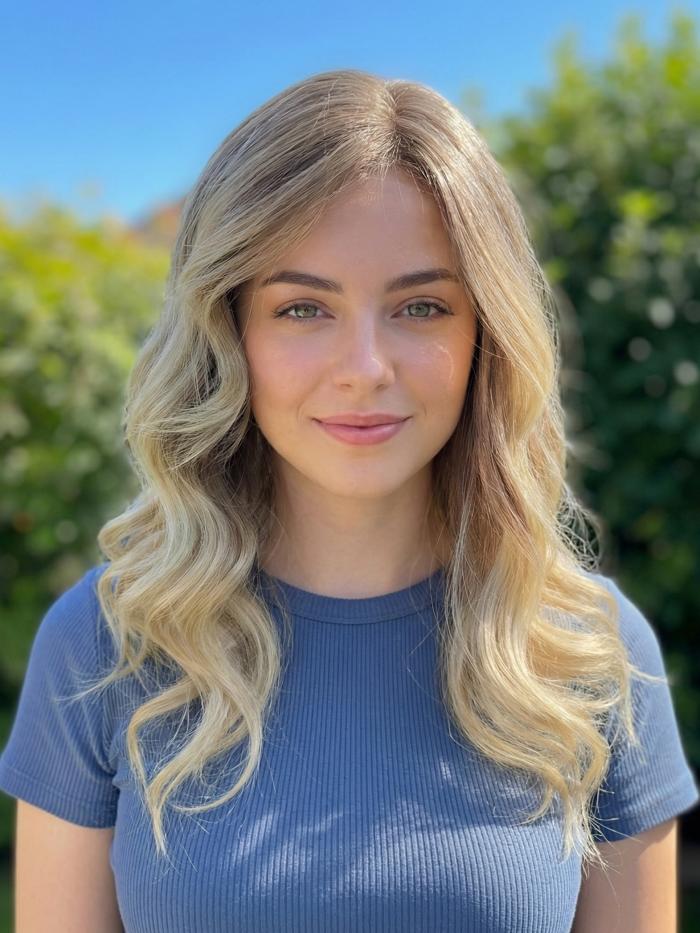 Elegante Ombre-Kunsthaarperücke – Aschbraun zu Blond mit weichen Wellen (Lace Front) DLP043