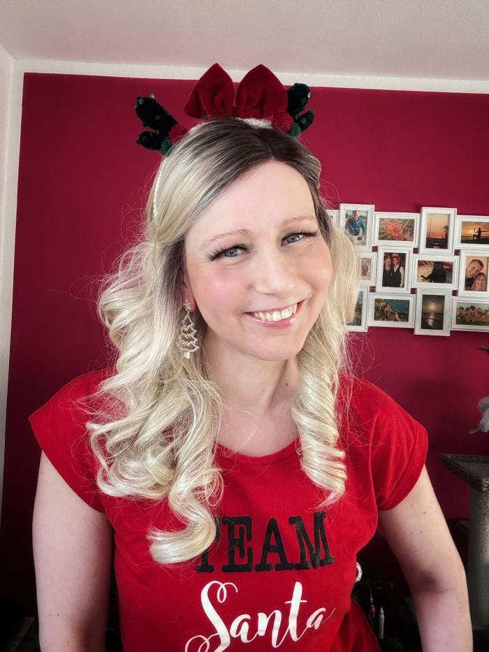 Gewellte Kunsthaarperücke – Blond mit dunklem Oberkopf vorne (Lace Front) DLP055