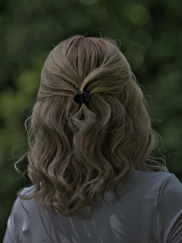 35 cm Lange Kunsthaarperücke in Grau und Hellblond mit Dunklem Ansatz (Lace Front) DLP063