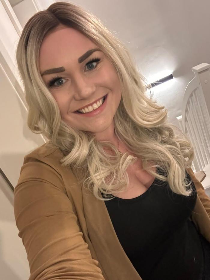 Gewellte Synthetische Perücke in Blond mit dunkelem Oberkopf (Lace Part) DLP055