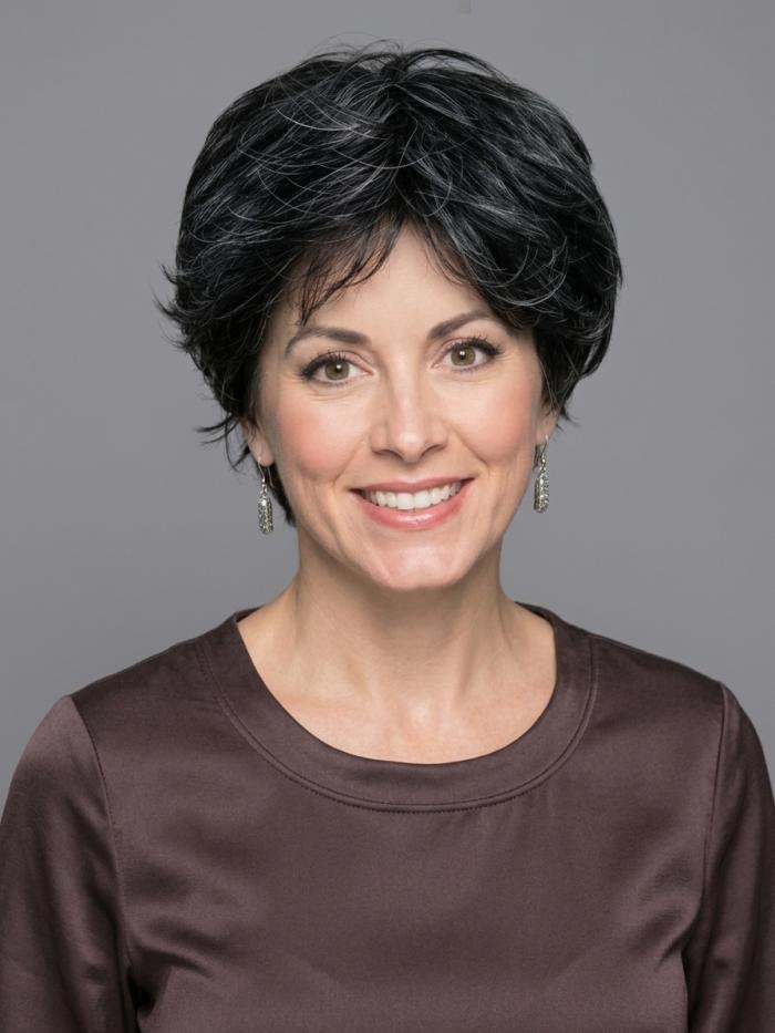 Pixie Cut Kunsthaarperücke in Schwarz mit Silbernen Strähnen – Natürliche Alltagsperücke (Basic Cap) DBK002