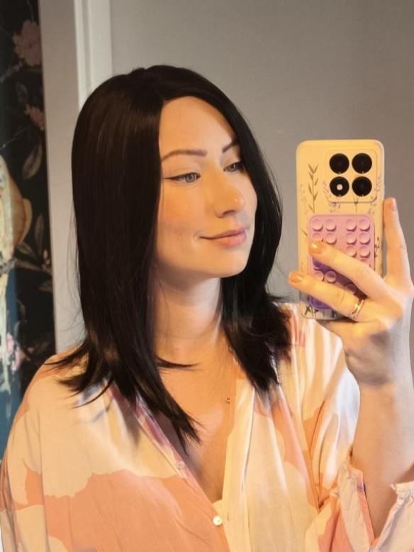 Kunsthaarperücke – Schwarzes glattes Haar mit einigen rotbraunen Strähnen (Lace Front) DLP037