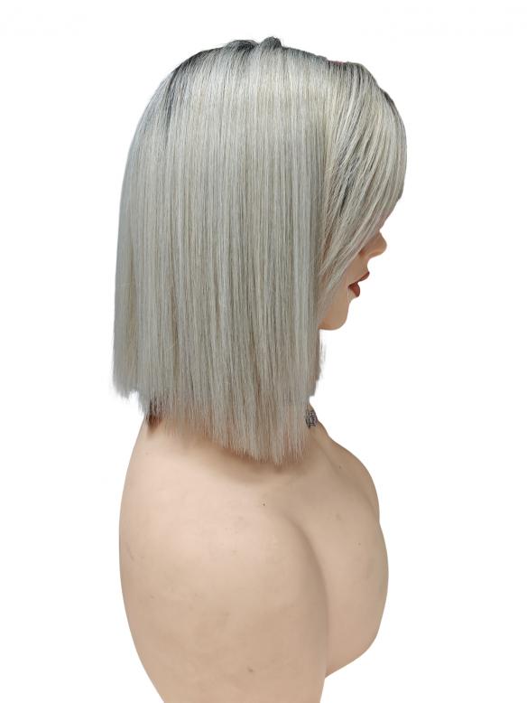 Glatte Bob-Kunsthaarperücke in Silberblond mit dunklem Ansatz und schrägem Pony (Pre-Cut Lace) DLP077
