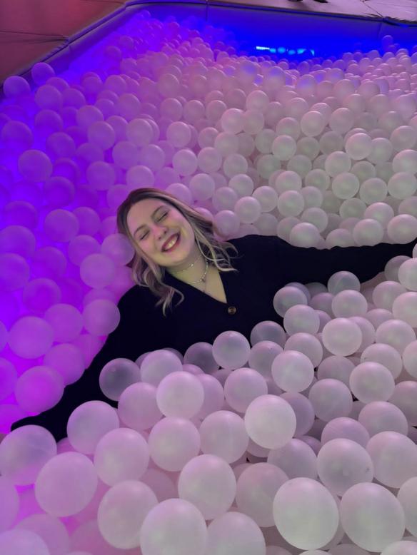 Gewellte Perücke in Hellbraun mit Blond-Highlights (Lace Part) DLP042